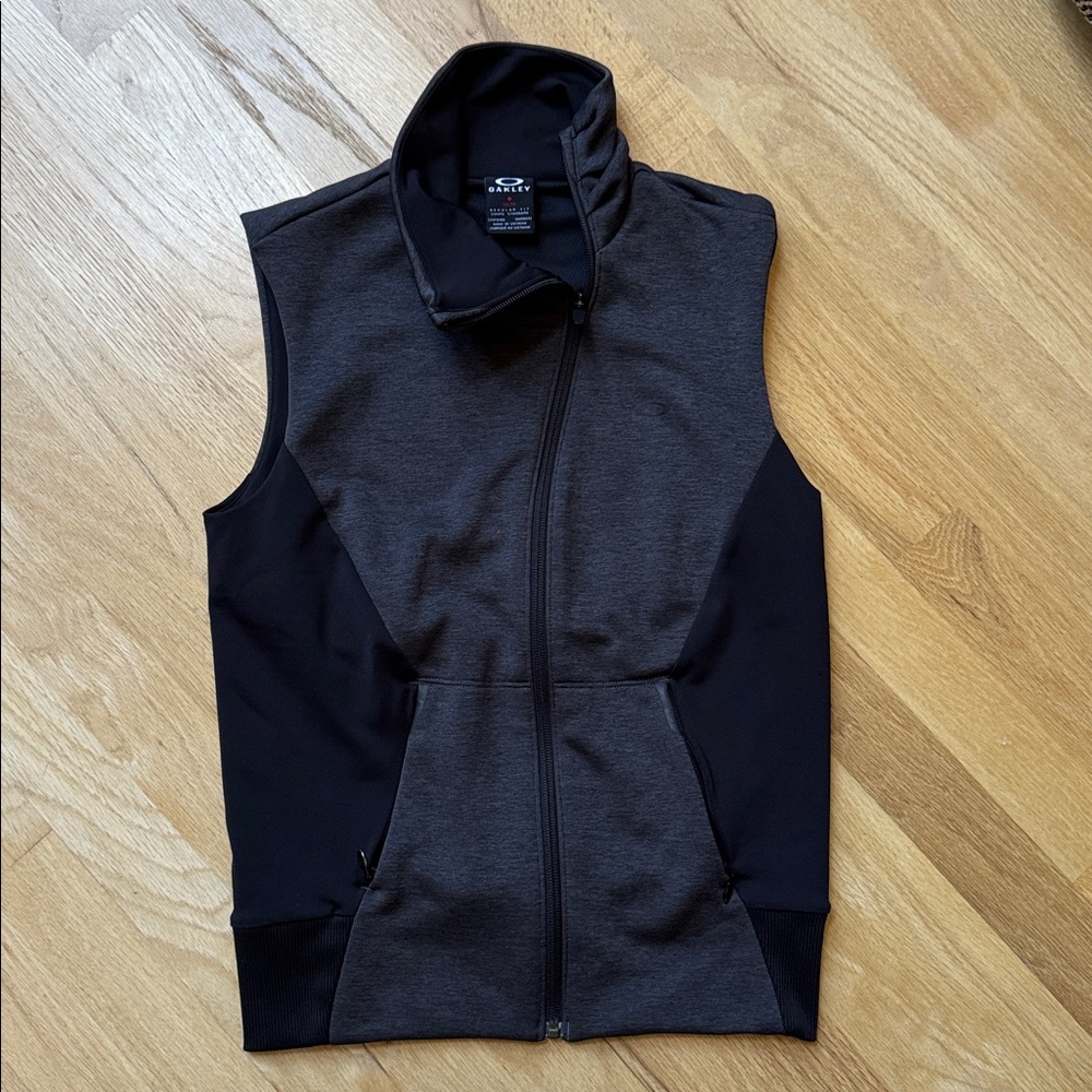 Black and Gray Sleeveless Zip-Up Vest by Oakley size XS